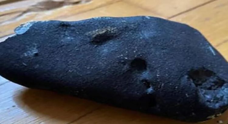 Cayó meteorito en el dormitorio de su casa
