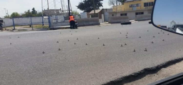 Provocan bloqueo en carretera de Tamaulipas con ‘ponchallantas’