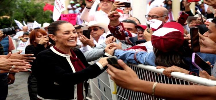 Sheinbaum se baja a saludar a simpatizantes en Reynosa, Tamaulipas