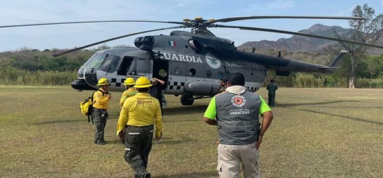 El helicóptero de la Guardia Nacional se suma al combate del incendio forestal