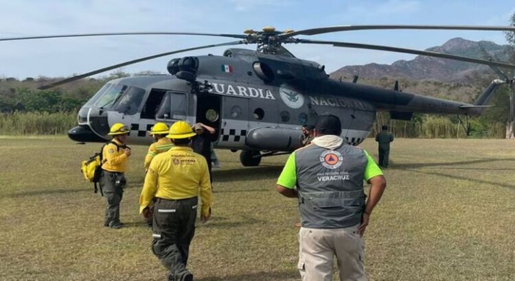 El helicóptero de la Guardia Nacional se suma al combate del incendio forestal