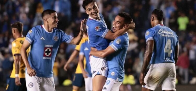 Cruz Azul derrota y golea al América Cruz Azul derrota y golea al América