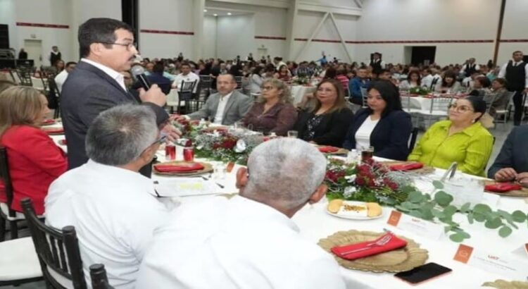 El Rector de la Universidad de Tamaulipas encabeza los festejos de Navidad con trabajadores