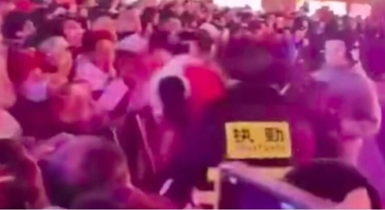 Robot ataca a asistentes a Festival de Invierno Robot ataca a asistentes a Festival de Invierno