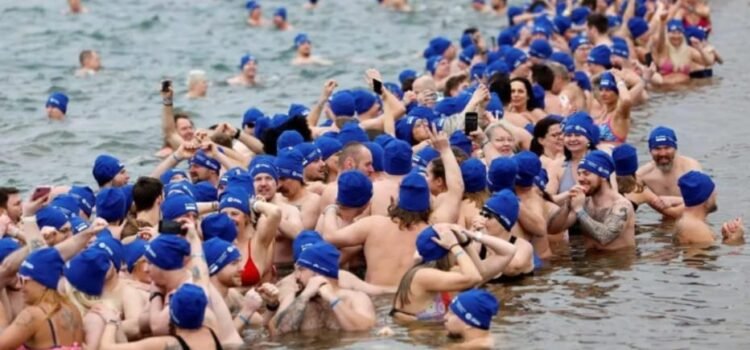 Rompen record Guinness al bañarse en aguas bajo cero