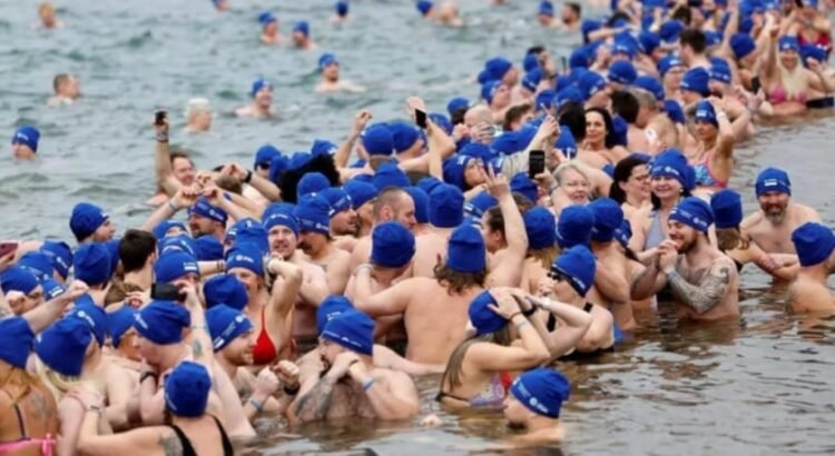 Rompen record Guinness al bañarse en aguas bajo cero