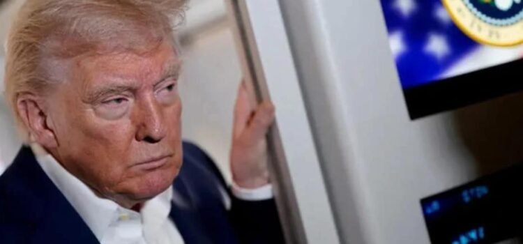 Trump dobla las manitas