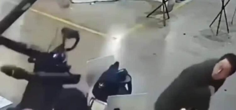 Robot se vuelve “loco” y agrede a sus creadores