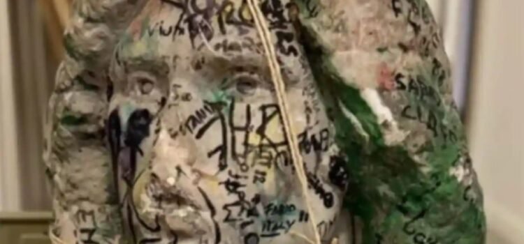 En cateo, y por casualidad hallan busto robado de la tumba de Jim Morrison
