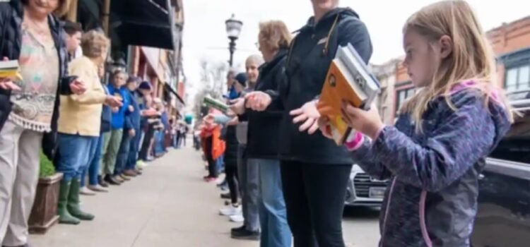 Con cadena humana transportaron más de 9 mil libros en dos horas