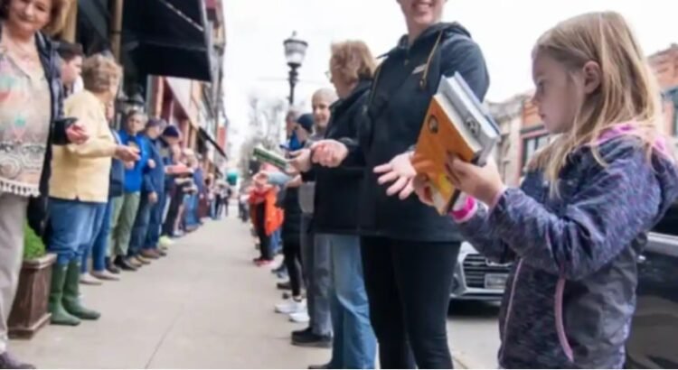 Con cadena humana transportaron más de 9 mil libros en dos horas