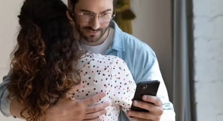 Le robaron el celular al novio… y el ladrón le mandó pruebas de su infidelidad Le robaron el celular al novio… y el ladrón le mandó pruebas de su infidelidad