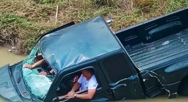 Caen al canal con todo y camioneta tras una persecución en Reynosa