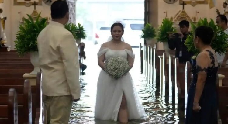 En iglesia inundada, pareja celebró su boda En iglesia inundada, pareja celebró su boda