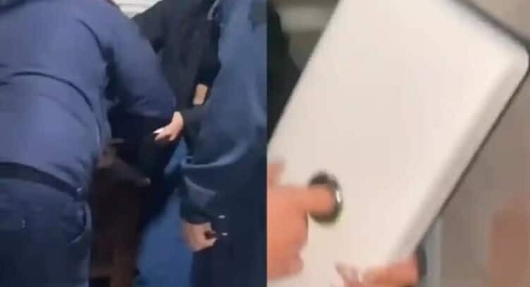 Llegó a urgencias con el dedo atrapado en la tapa de un inodoro Llegó a urgencias con el dedo atrapado en la tapa de un inodoro