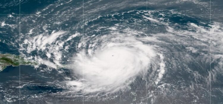 El Huracán Erin alcanza la categoría a 5 con vientos de hasta 257 km/h en el Atlántico