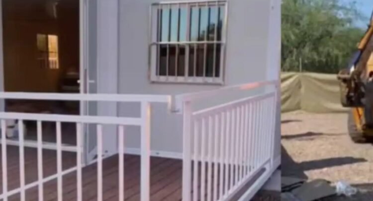 Joven compró su casa en línea y la armó ella misma