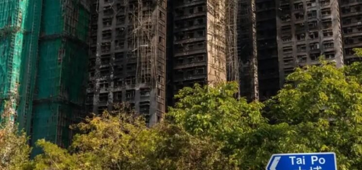 Inicia en Hong Kong tres días de duelo tras incendio en complejo residencial