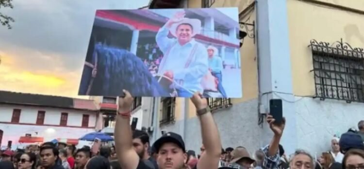 Miles despidieron a Carlos Manzo en Uruapan