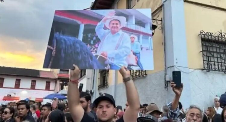 Miles despidieron a Carlos Manzo en Uruapan