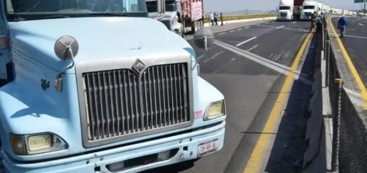 Entablaron campesinos y transportistas diálogo con Gobernación