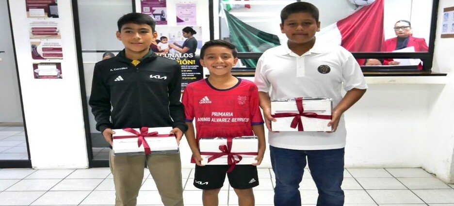La SET reconoce a los estudiantes por representar a México en Mundial FIFA 2026